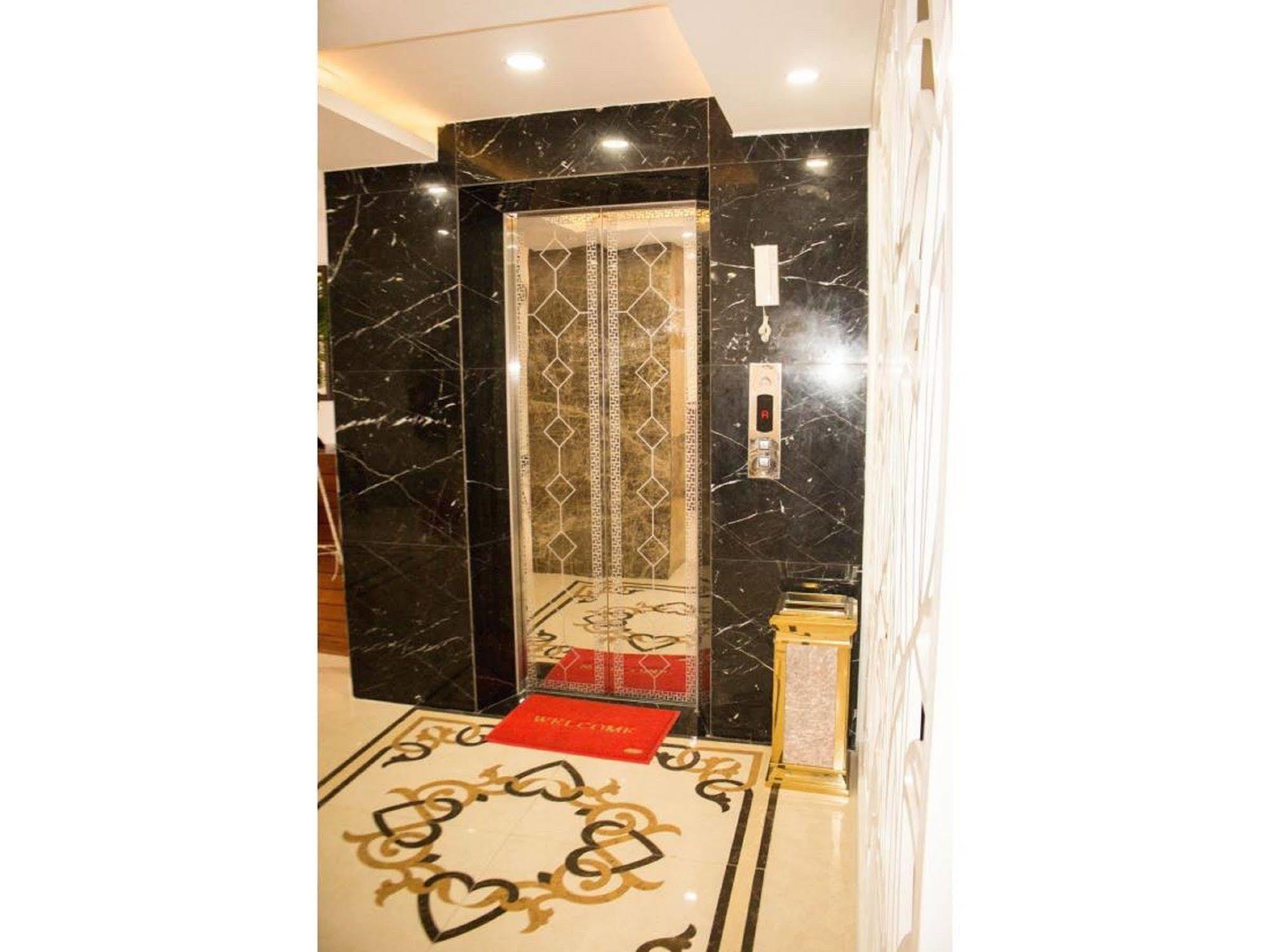 Reddoorz New Sun Khách sạn 2*